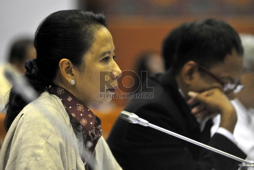 Menteri BUMN Rini Soemarno menyimak pertanyaan anggota dewan saat rapat kerja dengan Komisi VI DPR di Gedung Parlemen, Senayan, Jakarta, Kamis (1/10).