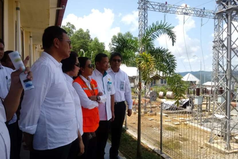 Menteri BUMN Rini Soemarno (rompi oranye) saat menghadiri acara peresmian gardu induk dan tranmisi 150 kV Holtekamp-Jayapura, Jumat (24/8). 