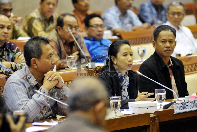   Menteri BUMN Rini Soemarno saat mengikuti rapat kerja dengan Komisi VI DPR di Kompleks Parlemen Senayan, Jakarta, Selasa (6/10).  (Republika/Rakhmawaty La'lang))