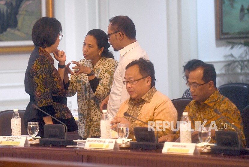 Menteri BUMN Rini Soemarno (tengah) berbincang dengan Menteri Keuangan Sri Mulyani (kiri) dan Menteri Ketenagakerjaan Hanif Dhakiri (kanan) sebelum mengikuti rapat terbatas di Kantor Presiden, Jakarta, Selasa (8/1/2019). 