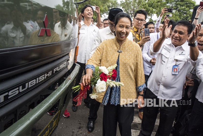 Menteri BUMN Rini Soemarno (tengah) bersama Direktur Utama PT Pindad Abraham Mose (kanan) melepas truk pembawa produk ekspor PT Pindad saat pameran produk-produk inovasi karya anak bangsa di Kantor LEN, Bandung, Jawa Barat, Rabu (31/10/2018).