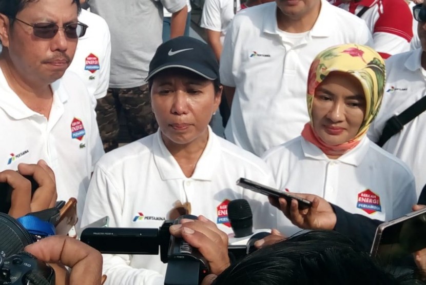 Menteri BUMN, Rini Soemarno (tengah) dan Direktur Utama (Dirut) PT Pertamina, Nicke Widyawati (kanan) memberikan keterangan pers di Jalan Rampal, Kota Malang, Ahad pagi (11/11).