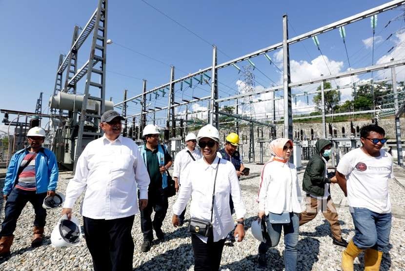 Menteri BUMN Rini Soemarno (tengah) mengunjungi pusat pembangkit listrik kota Palu yang rusak akibat gempa, Senin (1/10).