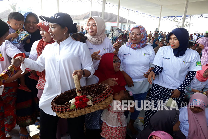 Menteri BUMN Rini Sumarno, diserbu petani dan warga Desa Lemah Duhur, Kecamatan Tempuran, Karawang, saat membagikan telor asin batik, Kamis (19/4).