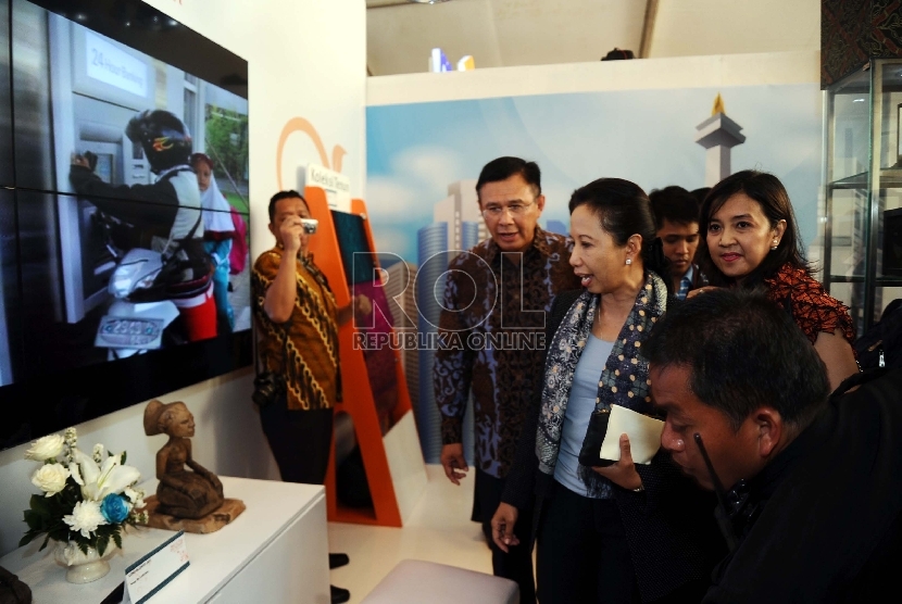 Menteri BUMN Rini Sumarno (kedua kanan) mengunjungi stan usai membuka pameran Indonesia Hebat 2015 di Senayan, Jakarta, Jumat (21/8).