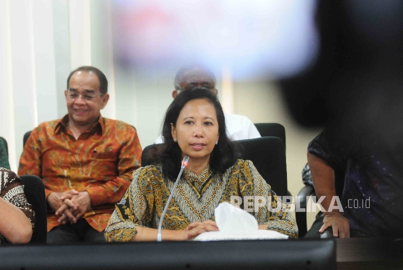 Menteri BUMN, Rini Sumarno menyampaikan paparannya saat mengelar bincang-bincang terbuka dengan wartawan di Gedung Kementerian BUMN, Jakarta, Senin (25/7).  (Republika/ Agung Supriyanto)