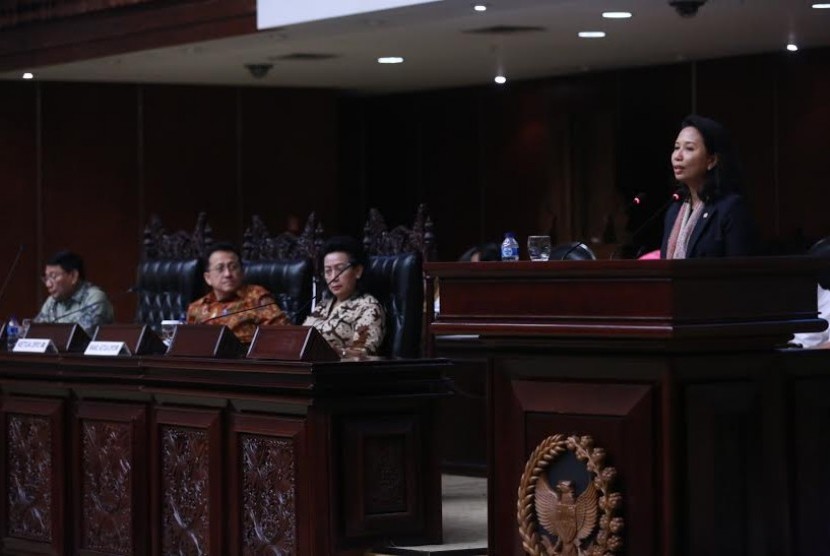 Menteri BUMN Rini Sumarno saat menyampaikan paparan di Sidang Paripurna Luar Biasa ke-4 DPD RI