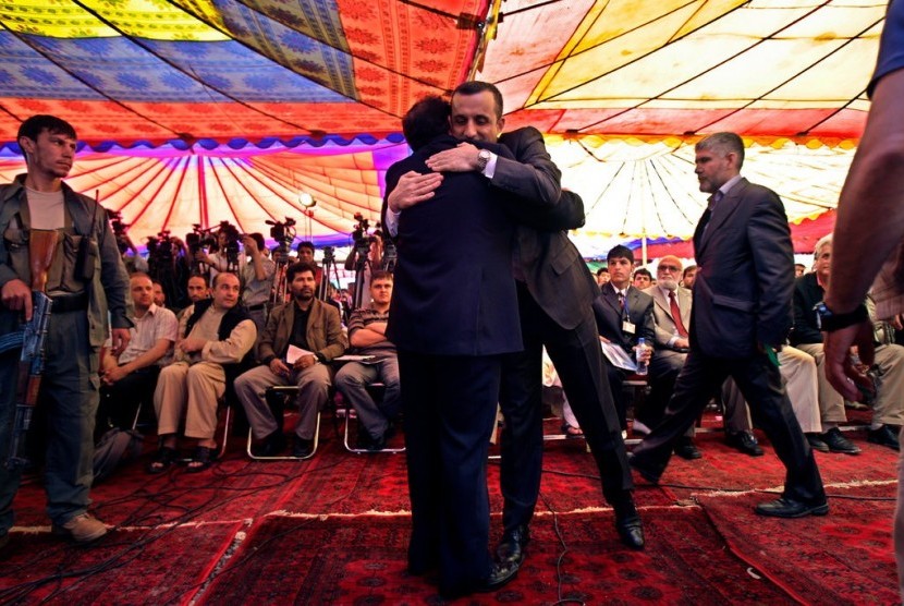 Menteri Dalam Negeri Afghanistan Amrullah Saleh (tengah)