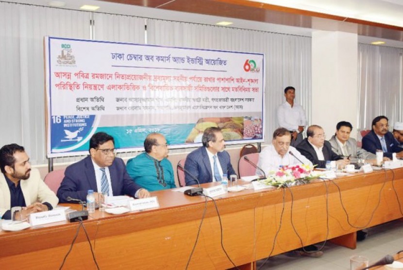 Menteri Dalam Negeri Bangladesh Asaduzzaman Khan Kamal saat diskusi dengan Kamar Dagang dan Industri Dhaka (DCCI), Ahad (15/4).