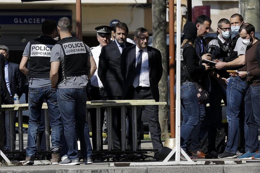 Menteri Dalam Negeri Christophe Castaner bertemu petugas kepolisian dan otoritas setempat usai penyerangan pisau di Romawi-sur-Isère, Prancis. 