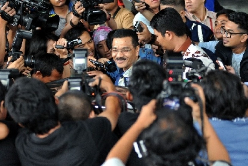 Menteri Dalam Negeri Gamawan Fauzi melayani pertanyaan wartawan usai melakukan pertemuan dengan KPK dan sejumlah instansi terkait masalah penyaluran beras untuk rakyat miskin (Raskin) di Kantor KPK, Jakarta, Kamis (3/4).