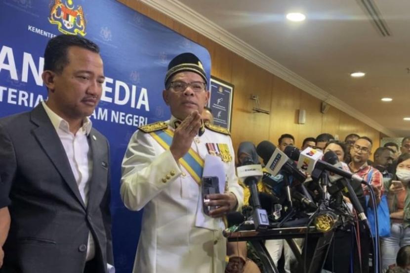 Menteri Dalam Negeri Malaysia Saifuddin Nasution Ismail (kedua kiri) menjawab pertanyaan wartawan saat memberi keterangan pers di Putrajaya, Rabu (31/1/2024). 