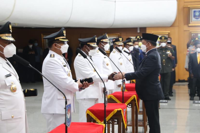 Menteri Dalam Negeri (Mendagri) Jenderal (Purn) Tito Karnavian melantik lima penjabat (pj) bupati dan satu wakil bupati di Papua secara hibrida di kantor Kemendagri, Jakarta Pusat, pada Jumat (27/5/2022).