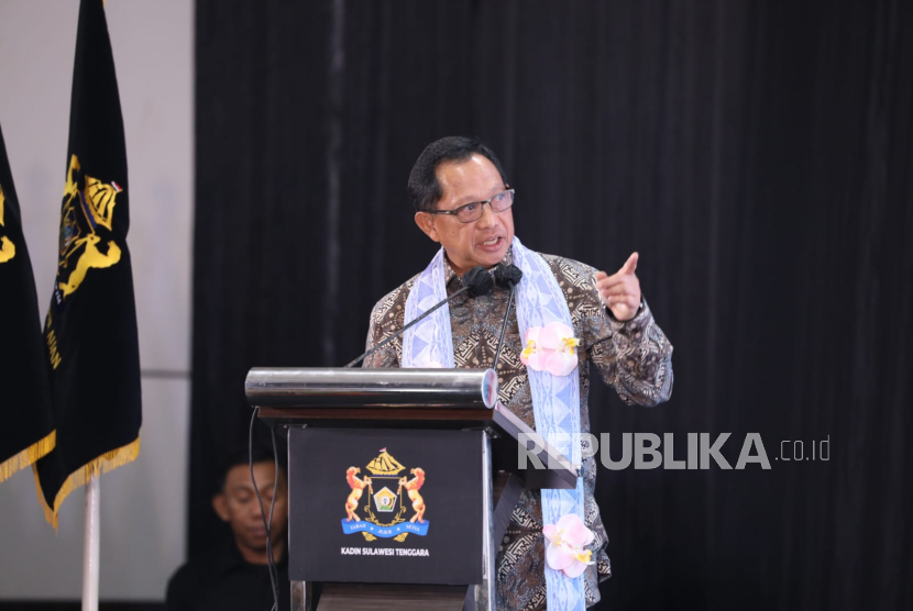 Menteri Dalam Negeri (Mendagri) M Tito Karnavian meminta pemerintah daerah (pemda) aktif berkolaborasi dengan Kamar Dagang dan Industri (Kadin) di daerah.