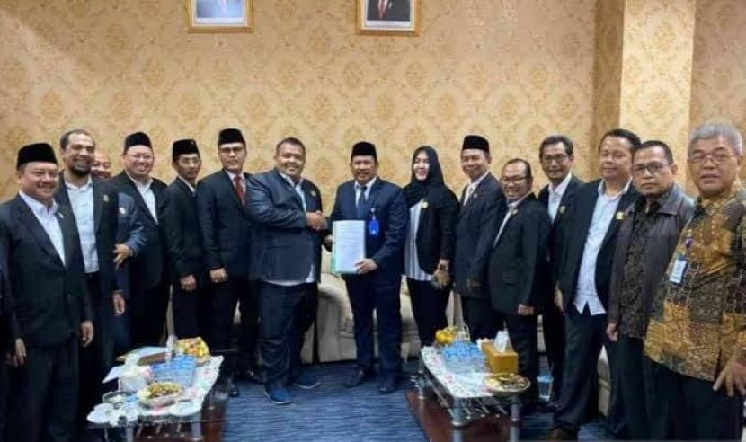  Menteri Dalam Negeri (Mendagri), mendapat kiriman surat yang berisikan somasi mengenai desakan pelaksanaan pelantikan Wakil Bupati terpilih H Akhmad Marjuki, yang melanjutkan masa jabatan yang ditinggalkan oleh Bupati Bekasi sekarang. 