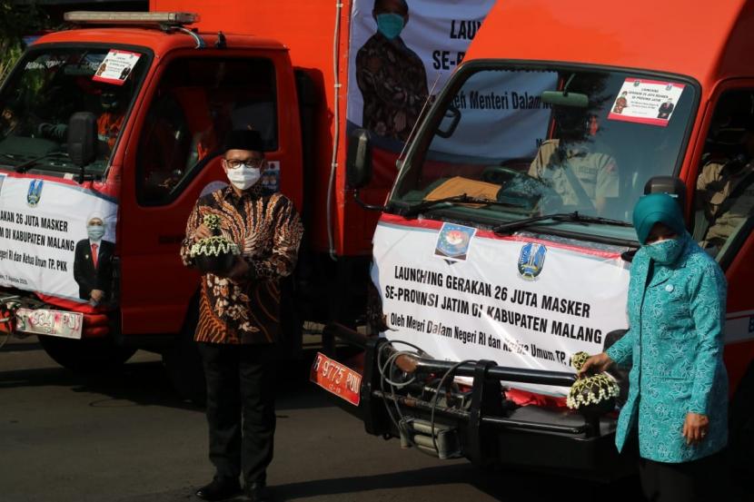 Menteri Dalam Negeri (Mendagri) RI, Tito Karnavian meluncurkan gerakan 26 juta masker se-Provinsi Jawa Timur di Pendopo Agung Kabupaten Malang, Jumat (7/8). 