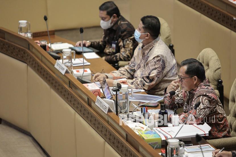 Menteri Dalam Negeri (Mendagri) Tito Karnavian (kanan) mengikuti rapat dengar pendapat dengan Komisi II DPR di Kompleks Parlemen, Senayan, Jakarta, Rabu (9/6/2021). Rapat tersebut membahas evaluasi pelaksanaan anggaran tahun 2021 dan pembicaraan pendahuluan pembahasan RAPBN tahun anggaran 2022 dan rencana kerja Pemerintah tahun 2022. 