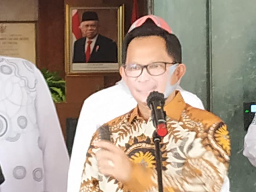 Menteri Dalam Negeri (Mendagri) Tito Karnavian memakai masker menyerupai wajahnya saat konferensi pers dengan Satgas Lawan Covid-19 DPR di Kantor Kemendagri, Jakarta, Kamis (28/5). 
