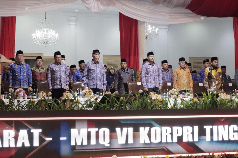 Menteri Dalam Negeri (Mendagri) Tito Karnavian membuka secara resmi Musabaqah Tilawatil Quran (MTQ) VI Korps Pegawai Republik Indonesia (KORPRI) di halaman Istana Gubernur, Sumatera Barat, Senin (7/11) malam. MTQ Nasional Korpri 2024 akan Libatkan PT dan Kabupaten/Kota