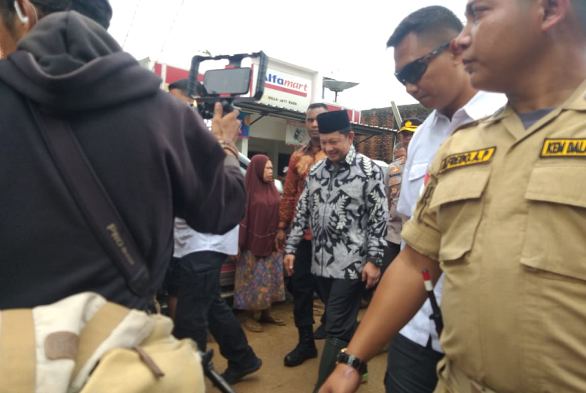 Menteri Dalam Negeri (Mendagri) Tito Karnavian meninjau Posko Banjir Kemendagri Jati Asih, di Perum Villa Jatirasa RW 011-12, Kelurahan Jatirasa, Kecamatan Jati Asih, Kota Bekasi, Jawa Barat, Jumat (3/1). 