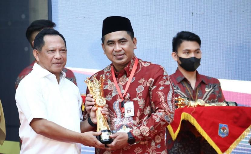 Menteri Dalam Negeri (Mendagri), Tito Karnavian menyerahkan penghargaan IGA 2022 kepada  Wakil Gubernur (Wagub) Jawa Tengah, Taj Yasin Maimoen, di Jakarta, Jumat (23/12/2022).