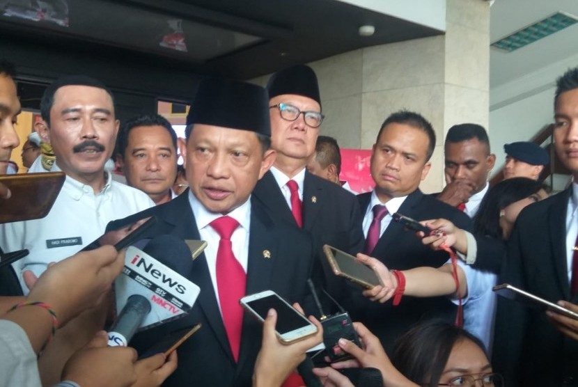 Menteri Dalam Negeri (Mendagri) Tito Karnavian saat diwawancarai wartawan usai serah terima jabatan di Gedung Kemendagri, Jakarta Pusat, Rabu (24/10). 
