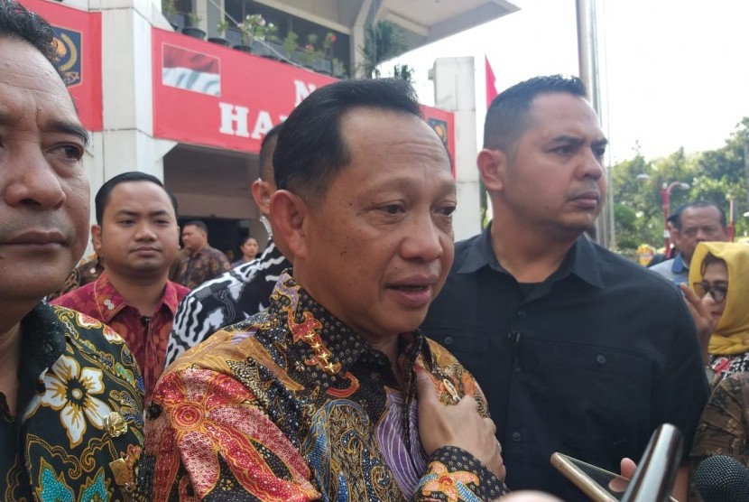 Menteri Dalam Negeri (Mendagri) Tito Karnavian saat diwawancarai wartawan usai melaksanakan apel pagi bersama jajaran Kemendagri, Kamis (24/10).