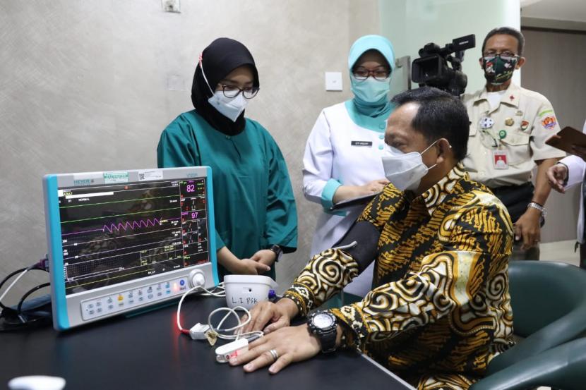 Menteri Dalam Negeri (Mendagri) Tito Karnavian secara resmi telah disuntik vaksin Covid-19 pada Rabu (20/1) pukul 09.00 WIB di Ruang MCU RSPAD Gatot Soebroto, Jakarta Pusat.