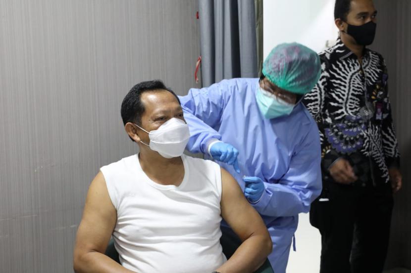 Menteri Dalam Negeri (Mendagri) Tito Karnavian secara resmi telah disuntik vaksin Covid-19 pada Rabu (20/1) pukul 09.00 WIB di Ruang MCU RSPAD Gatot Soebroto, Jakarta Pusat.
