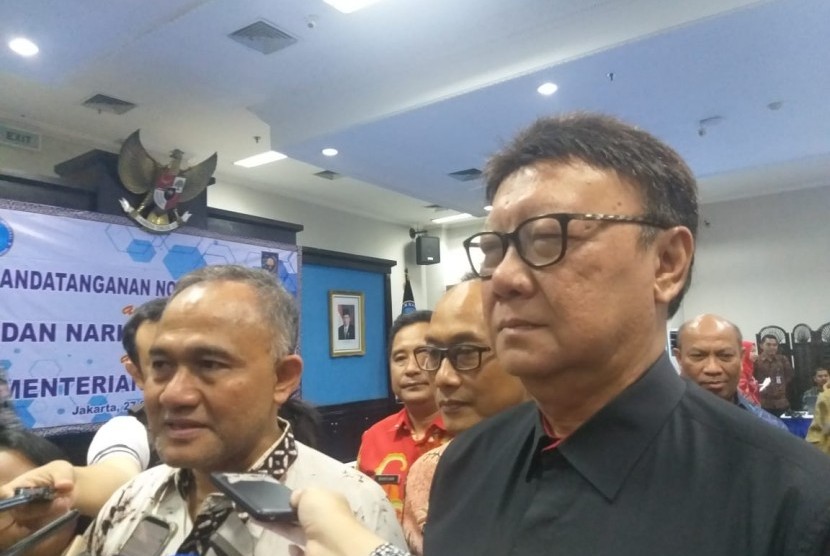 Menteri Dalam Negeri (Mendagri) Tjahjo Kumolo dan Kepala Badan Narkotika Nasional (BNN) Komjen Pol Heru Winarko di Kantor BNN, Jakarta Timur, Jumat (27/9).