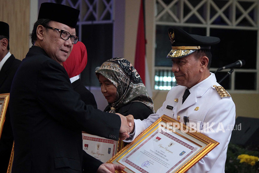 Home Affairs Minister Tjahjo Kumolo (left) congratulates newly inaugurated North Sumatra acting governor Eko Subowo, in Medan, North Sumatra, Friday (June 22). 