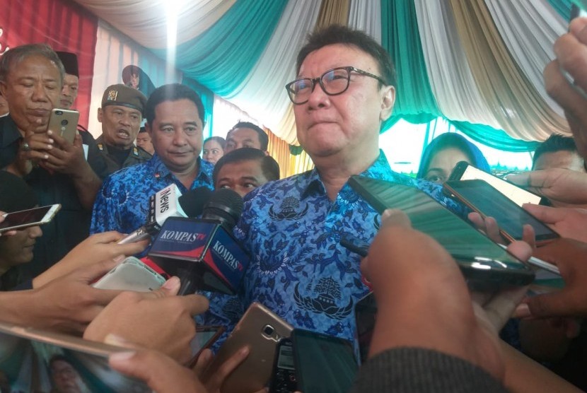 Menteri Dalam Negeri (Mendagri) Tjahjo Kumolo memberikan keterangan pers di kawasan Pondok Aren, Tangerang Selatan, Selasa (17/9).