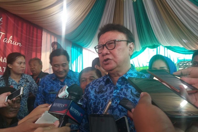 Menteri Dalam Negeri (Mendagri) Tjahjo Kumolo memberikan keterangan pers di kawasan Pondok Aren, Tangerang Selatan, Selasa (17/9).