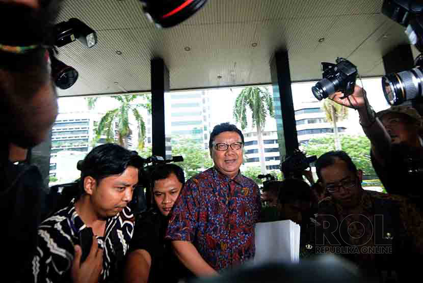 Menteri Dalam Negeri (Mendagri) Tjahjo Kumolo mendatangi Gedung Komisi Pemberantasan Korupsi (KPK) , Jakarta, Jumat (19/12)