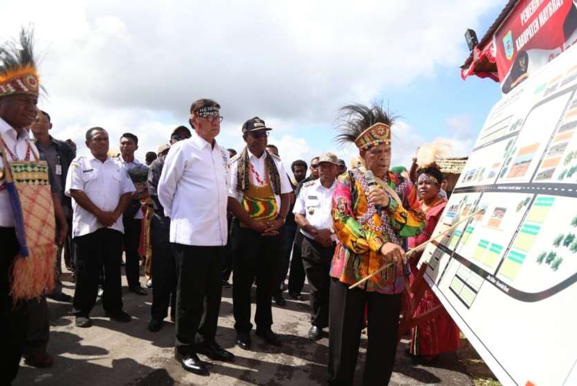 Menteri Dalam Negeri (Mendagri)  Tjahjo Kumolo menghadiri acara perdamaian adat masyarakat Maybrat 