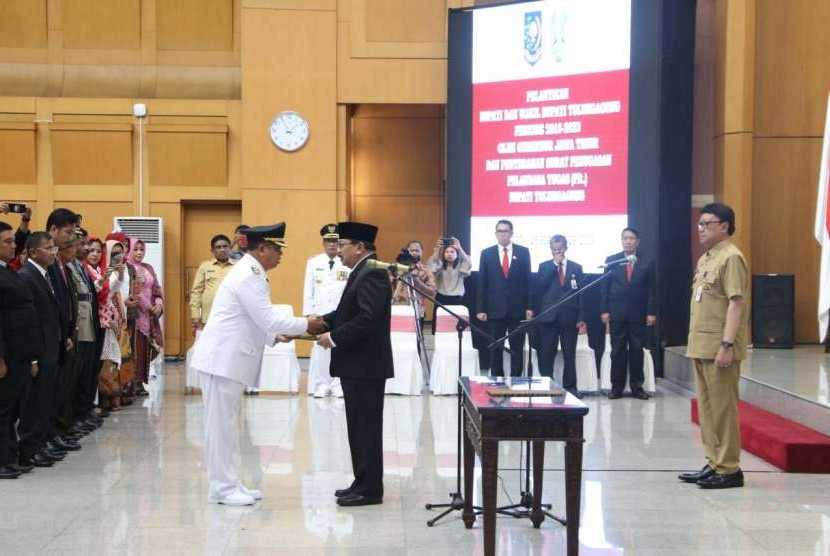 Menteri Dalam Negeri (Mendagri) Tjahjo Kumolo menghadiri pelantikan Bupati dan Wakil Bupati Tulungagung terpilih, Syahri Mulyo dan Marwoto Birowo oleh gubernur Jawa Timur Soekarwo.