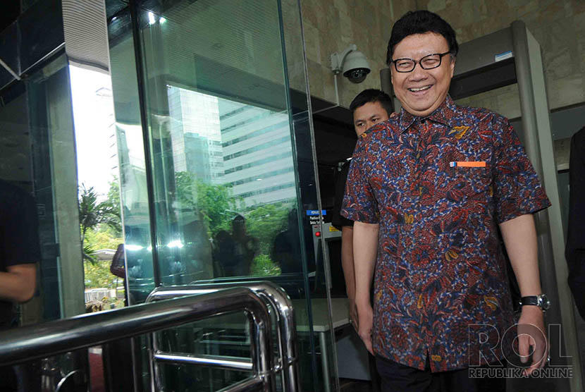 Menteri Dalam Negeri (Mendagri) Tjahjo Kumolo menjawab pertanyaan wartawan usai bertemu dengan pimpinan Komisi Pemberantasan Korupsi (KPK) di Gedung KPK, Jakarta, Jumat (19/12).