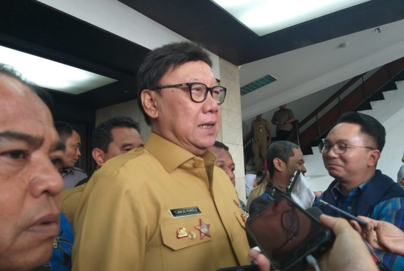 Menteri Dalam Negeri (Mendagri) Tjahjo Kumolo saat diwawancarai wartawan di Gedung Kemendagri, Jakarta Pusat, Selasa (24/9).