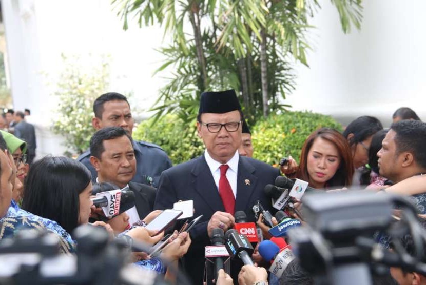 Menteri Dalam Negeri (Mendagri) Tjahjo Kumolo usai  upacara pelantikan gubernur dan wakil gubernur  Kalimantan Timur dan Sumatera Selatan terpilih di Istana Kepresidenan, Jakarta, Senin (1/10).