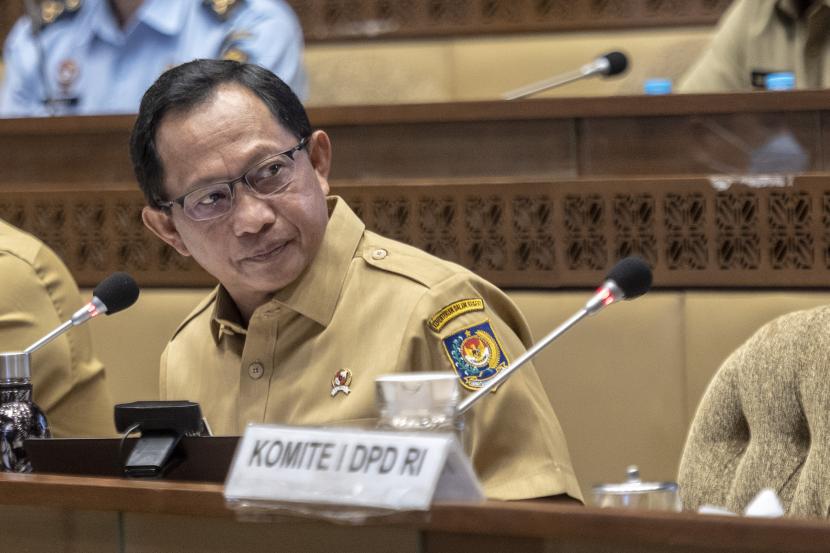 Menteri Dalam Negeri Muhammad Tito Karnavian menyampaikan pendapatnya selaku pemerintah saat Rapat Kerja Tingkat I dengan Komisi II DPR terkait laporan Panja 5 RUU tentang Provinsi di Kompleks Parlemen, Senayan, Jakarta, Selasa (21/6/2022). Dalam pendapatnya pemerintah setuju terhadap usul DPR untuk melanjutkan pembahasan 5 RUU Provinsi (Provinsi Sumbar, Riau, Jambi, NTB, dan NTT) ke tahap Rapat Paripurna. 