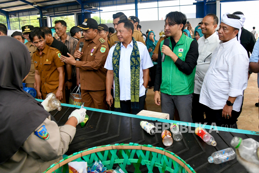 Menteri Dalam Negeri RI Tito Karnavian meninjau pengolahan sampah di Desa Wantilan, Kabupaten Subang, Selasa (21/1/2025).