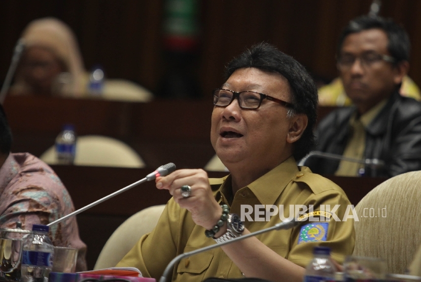 Menteri Dalam Negeri Tjahjo Kumolo (kiri) mengikuti rapat kerja dengan Komisi II DPR RI di Kompleks Parlemen, Senayan, Jakarta, Senin (29/2). (Republika/Rakhmawaty La'lang)