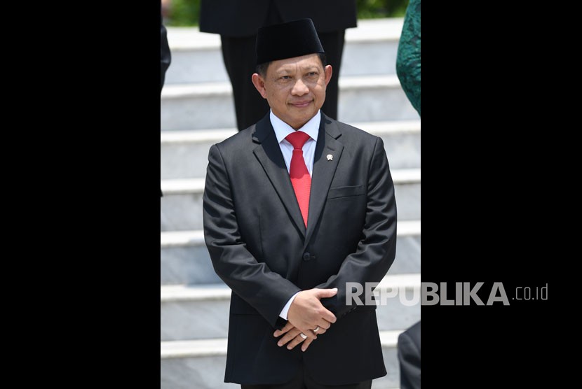 Menteri Dalam Negeri Tito Karnavian bersiap mengikuti foto bersama seusai pelantikan menteri Kabinet Indonesia Maju di Beranda Halaman Istana Merdeka, Jakarta, Rabu (23/10/2019). 