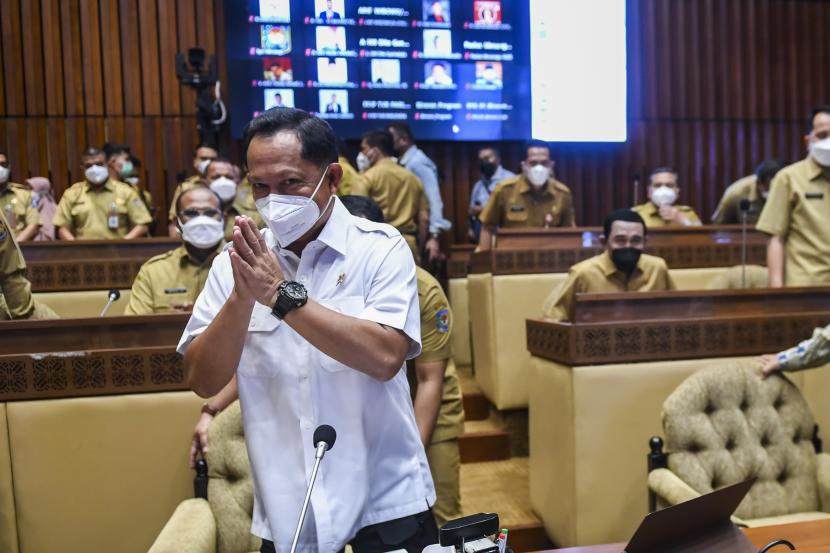 Menteri Dalam Negeri Tito Karnavian bersiap mengikuti rapat kerja dengan Komisi II DPR, di Kompleks Parlemen, Senayan, Jakarta, Selasa (5/4/2022). Raker itu membahas evaluasi pelaksanaan program dan anggaran tahun 2021.