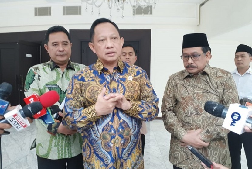 Menteri Dalam Negeri Tito Karnavian dan Wakil Menteri Agama Zainut Tauhid usai dipanggil Wakil Presiden Ma