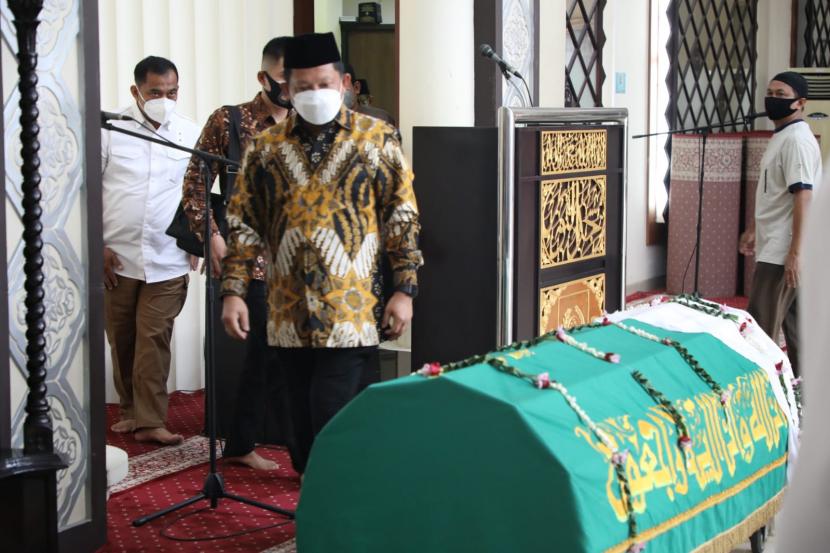 Menteri Dalam Negeri Tito Karnavian hendak menyalati jenazah Sekretaris Jenderal Kemendagri Muhammad Hudori di Masjid An-Nur Kantor Pusat Kemendagri, Jakarta, Senin (25/10).