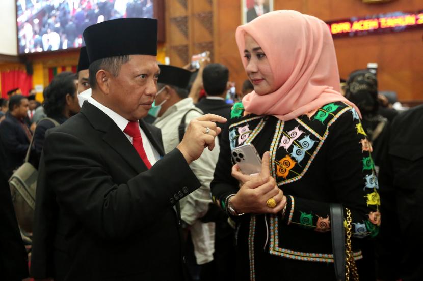 Menteri Dalam Negeri Tito Karnavian (kiri) berbincang dengan Anggota DPRA Darwati A Gani (kanan) yang juga istri mantan Gubernur Aceh Irwandi Yusuf seusai melantik Penjabat (Pj) Gubernur Aceh di ruang Rapat Paripurna DPRA Banda Aceh, Aceh, Rabu (6/7/2022). Presiden Joko Widodo menunjuk Mayjen TNI (Purn) Achmad Marzuki sebagai Pj Gubernur Aceh untuk mengisi kekosongan jabatan setelah berakhirnya tugas Gubernur Aceh Nova Iriansyah pada 5 Juli 2022. 