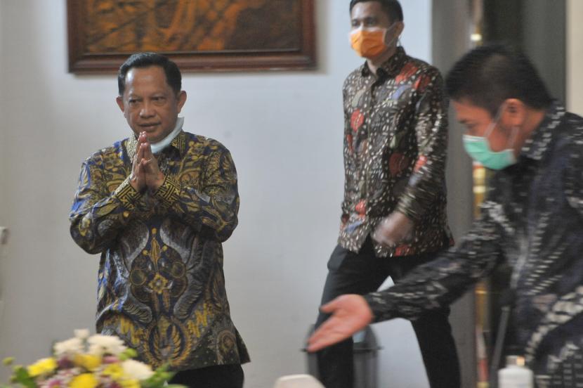 Menteri Dalam Negeri Tito Karnavian (kiri) memberi salam pada sejumlah pejabat saat tiba di Griya Agung Palembang, Sumsel, Sabtu (21/3/2020).(Antara/Feny Selly)