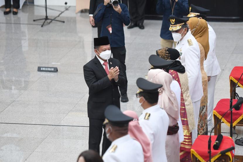 Menteri Dalam Negeri Tito Karnavian (kiri) mengucapkan selamat kepada lima penjabat gubernur yang didampingi istrinya usai dilantik di Kemendagri, Jakarta, Kamis (12/5/2022).
