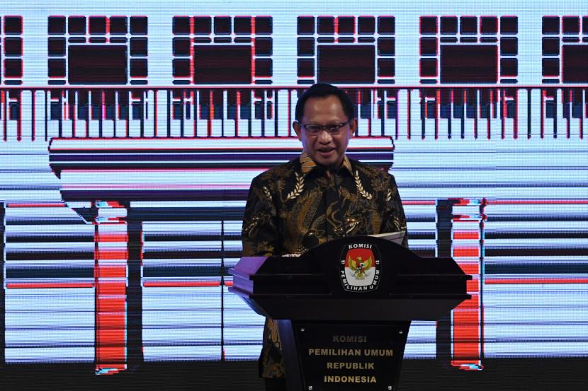 Menteri Dalam Negeri Tito Karnavian mengoreksi kenaikan level PPKM di Jawa-Bali. Koreksi itu, muncul setelah sehari sebelumnya wilayah Jawa-Bali naik ke level 2 PPKM.